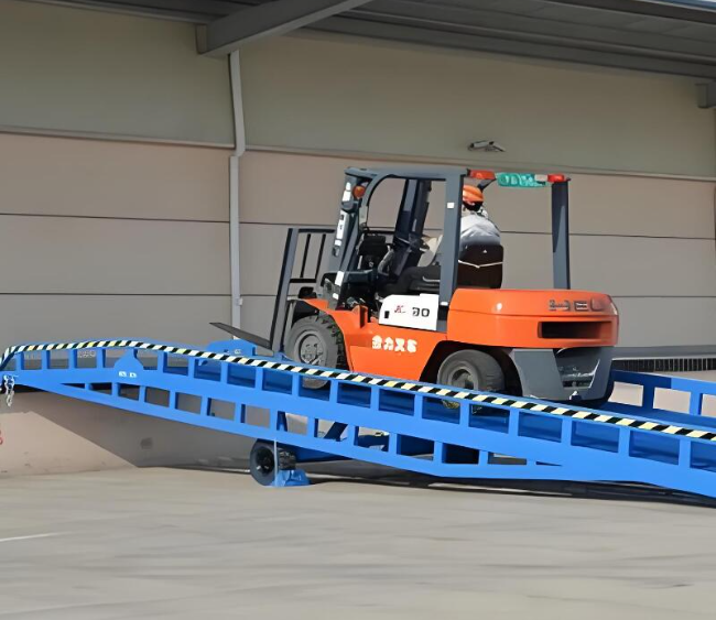 昌宁移动式卸货平台（叉车用）